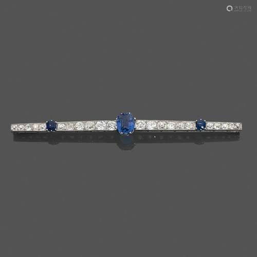 TRAVAIL FRANÇAIS ANNÉES 1910 GRANDE BARRETTE SAPHIRS A sapphire, diamond and platinum bar-brooch, circa 1910.