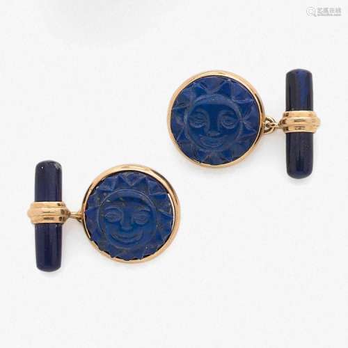 PAIRE DE BOUTONS DE MANCHETTEs LAPIS-LAZULI A lapis lazuli, sodalite and gold pair of cufflinks.