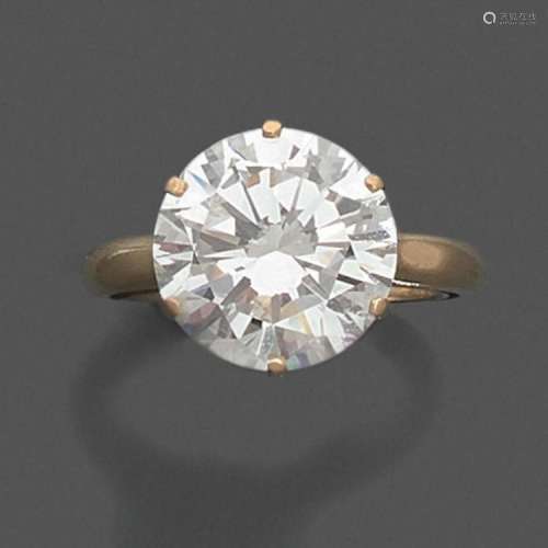 TRAVAIL FRANÇAIS IMPORTANTE BAGUE DIAMANT SOLITAIRE A 6,25 carats diamond and gold ring.