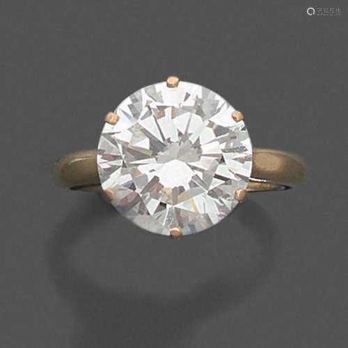 TRAVAIL FRANÇAIS IMPORTANTE BAGUE DIAMANT SOLITAIRE A 6,25 carats diamond and gold ring.