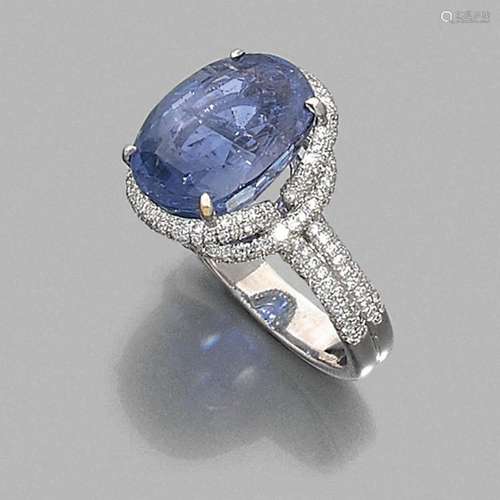 BAGUE SAPHIR OVALE A sapphire, diamond and gold ring.