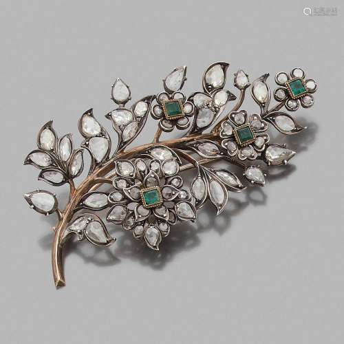 ANNÉES 1880 GRANDE BROCHE BRANCHE FLEURIE A diamond, emerald, silver and gold brooch, circa 1880.