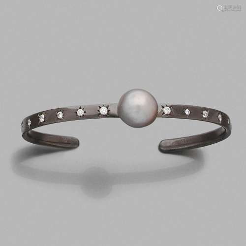 BRACELET JONC PERLE FINE A natural pearl, diamond and gold bracelet.