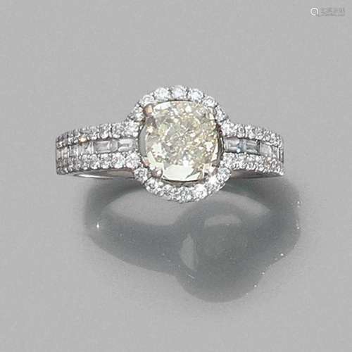 BAGUE DIAMANT FANCY A 1,55 carat Fancy diamond and gold ring.