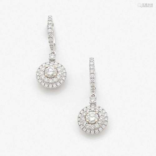 PAIRE DE PENDANTS D’OREILLES DIAMANTS A diamond and gold pair of ear pendants.