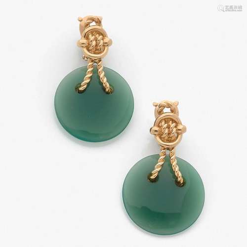 HERMèS - GEORGES LENFANT PAIRE DE CLIPS D’OREILLES CHRYSOPRASE A chrysoprase and gold pair of ear clips by HERMES - Georges LENFANT.