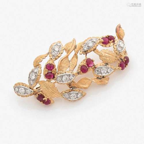 ANNÉES 1960 BROCHE FEUILLAGE A diamond, ruby, platinum and gold brooch, circa 1960.