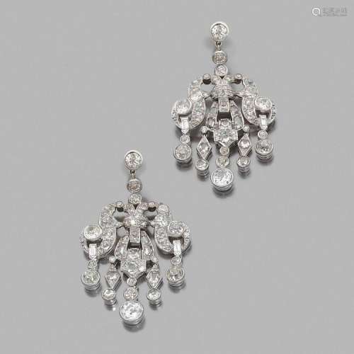 ANNÉES 1925 PAIRE DE PENDANTS D’OREILLES GIRANDOLES A diamond and platinum pair of ear pendants, circa 1925.