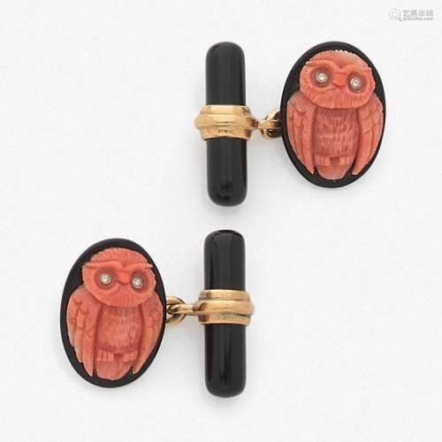 PAIRE DE BOUTONS DE MANCHETTEs HIBOU An onyx, coral, diamond and gold pair of cufflinks.