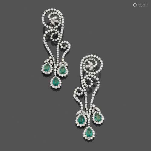 PAIRE DE PENDANTS D’OREILLES ÉMERAUDES A diamond, emerald and gold pair of ear pendants.