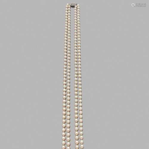 SAUTOIR PERLES DE CULTURE A cultured pearl, diamond and gold necklace.