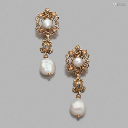 FLANDRES FIN XVIIèME SIÈCLE PAIRE DE PENDANTS D’OREILLES PERLES A XVIIth century pearl, diamond and gold pair of ear pendants.