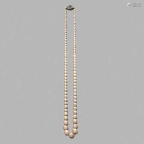 COLLIER PERLES FINES DORÉES A natural pearl, diamond, emerald, platinum and gold necklace.