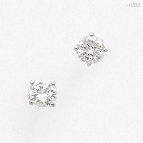 PAIRE DE CLOUS D’OREILLES DIAMANTS A 0,51 and 0,53 carat diamond and gold pair of year studs.