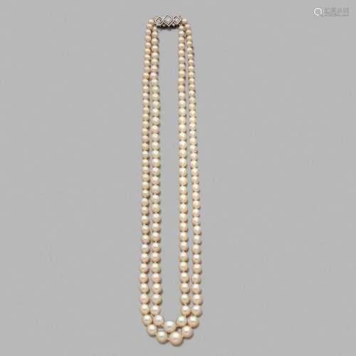 COLLIER PERLES DE CULTURE A cultured pearl, diamond and gold necklace.