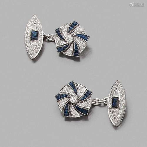 PAIRE DE BOUTONS DE MANCHETTEs DE SMOKING A diamond, sapphire and gold pair of cufflinks.