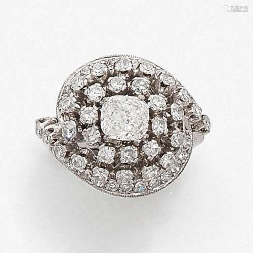 ANNÉES 1960 BAGUE TOURBILLON DIAMANTS A diamond and silver ring, circa 1960.