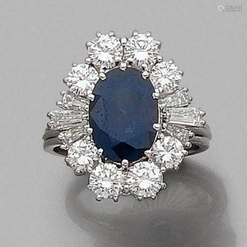 BAGUE SAPHIR OVALE A sapphire, diamond and gold ring.