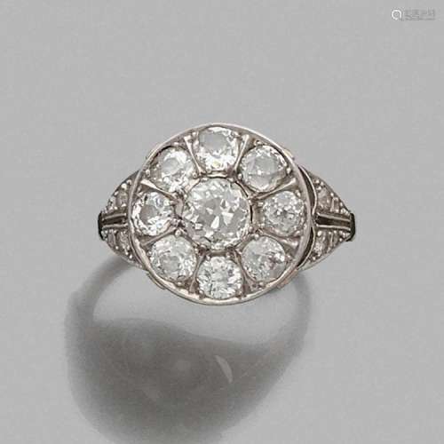 ANNÉES 1930 BAGUE MARGUERITE A diamond and platinum ring, circa 1930.