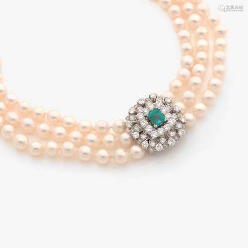 ANNÉES 1960 COLLIER DE PERLES DE CULTURE A cultured pearl, diamond, emerald, platinum and gold necklace, circa 1960.