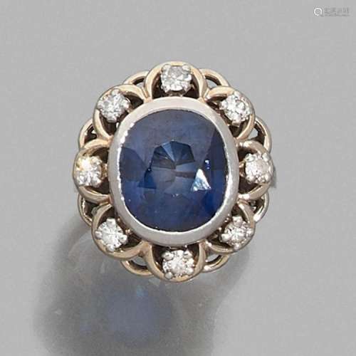 TRAVAIL FRANÇAIS ANNÉES 1950 BAGUE SAPHIR A sapphire, diamond, gold and platinum ring, circa 1950.