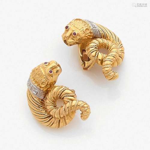 PAIRE DE CLIPS D’OREILLES LION A diamond and gold pair of ear clips.