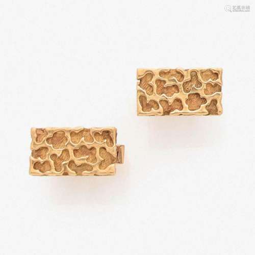 MADIME PAIRE DE BOUTONS DE MANCHETTES A gold pair of cufflinks by MADIME.