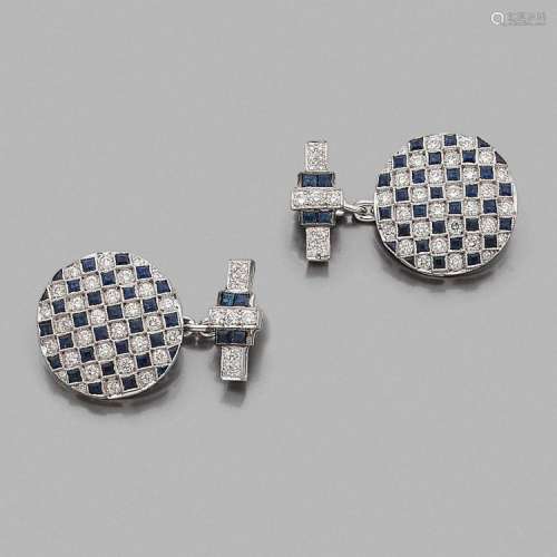 PAIRE DE GRANDS BOUTONS DE MANCHETTE A diamond, sapphire and gold pair of cufflinks.