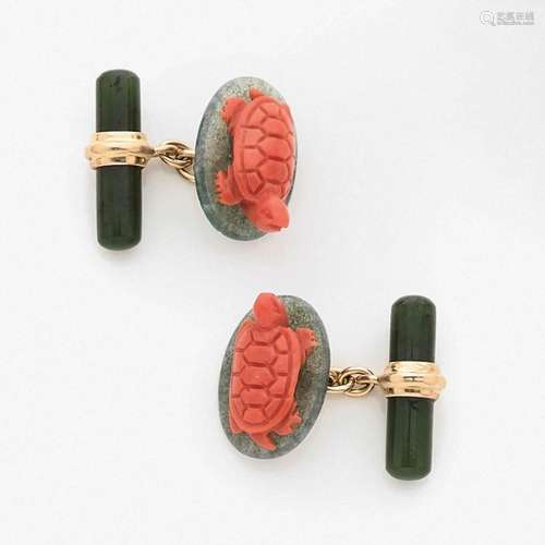 PAIRE DE BOUTONS DE MANCHETTES TORTUE A jade, coral and gold pair fo cufflinks.