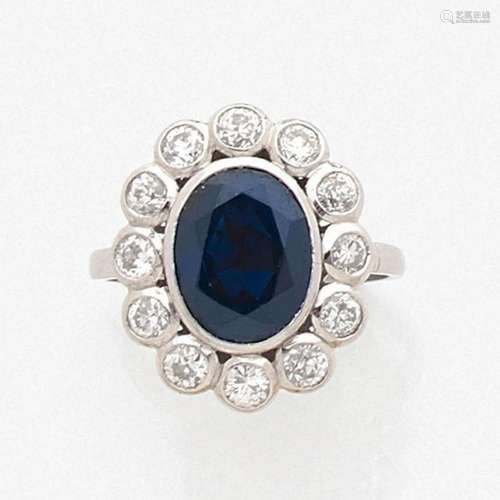 TRAVAIL FRANÇAIS ANNÉES 1935 BAGUE SAPHIR ET DIAMANTS A sapphire, diamond and platinum ring, circa 1935.