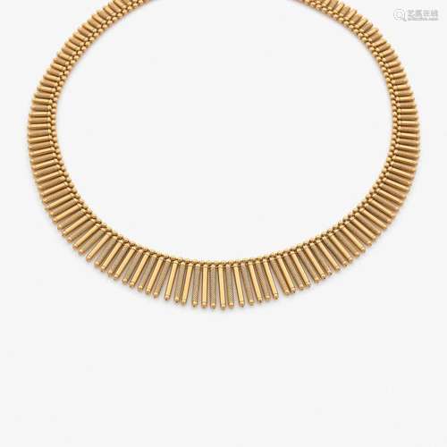 COLLIER DRAPERIE A gold necklace.