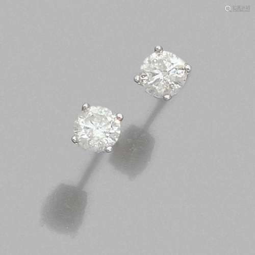 PAIRE DE CLOUS D’OREILLES DIAMANTS A diamond and gold pair of earrings.