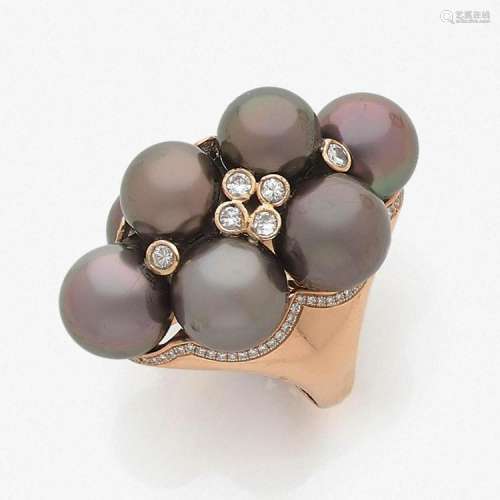 IMPORTANTE BAGUE PERLES DE CULTURE A cultured pearl, diamond and gold ring.