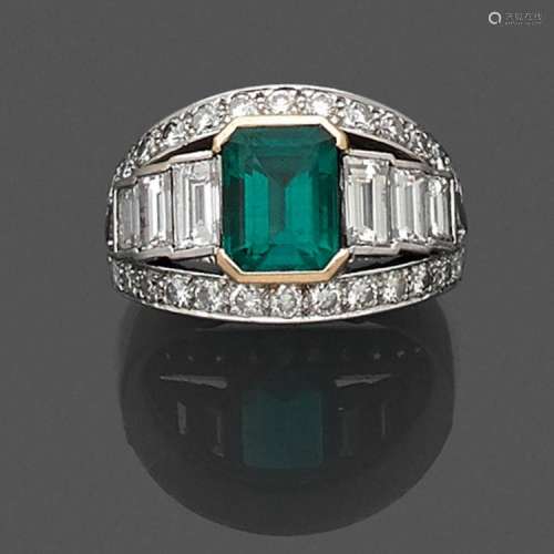 TRAVAIL FRANÇAIS ANNÉES 1980 BAGUE CHEVALIÈRE ÉMERAUDE An emerald, diamond and gold ring, circa 1980.
