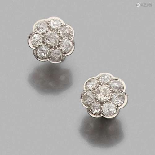 PAIRE DE MOTIFS D’OREILLES DIAMANTS A diamond and gold pair of ear studs.