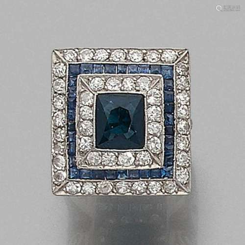 ANNÉES 1920 BAGUE CARRÉE SAPHIRS ET DIAMANTS A sapphire, diamond and platinum ring, circa 1920.