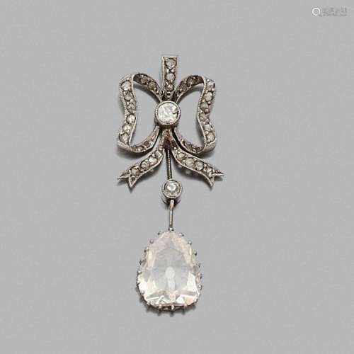 ANNÉES 1900 PENDENTIF NœUD DIAMANTS A diamond and platinum pendant, circa 1900.