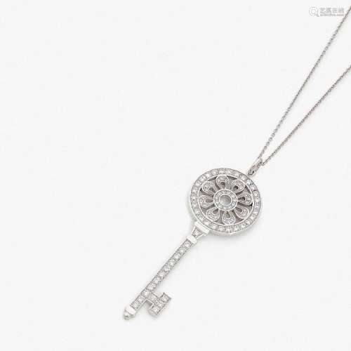 PENDENTIF CLEF DIAMANTS A diamond and gold pendant with chain.