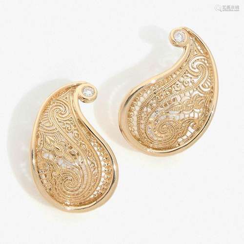 PIERRE CARDIN ORIGINALE PAIRE DE CLIPS D’OREILLES FILIGRANE A diamond and gold pair of ear clips by Pierre CARDIN.