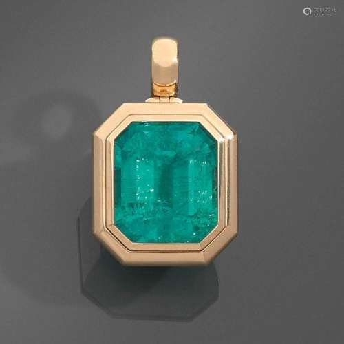 IMPORTANT PENDENTIF ÉMERAUDE A 25,56 carats emerald and gold pendant.