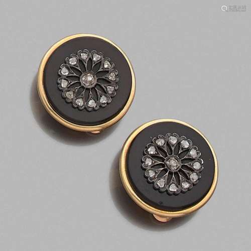 XIXèME SIÈCLE PAIRE DE BOUTONS DE PLASTRON ONYX A XIXth century diamond, onyx and gold pair of buttons.