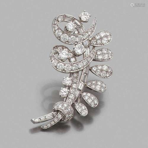 ANNÉES 1940 CLIP VOLUTES DIAMANTS A diamond, gold and platinum brooch, circa 1940.