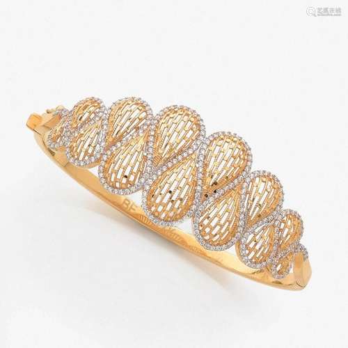 BRACELET jonc ARTICULÉ DIAMANTS A gold and diamond bangle.