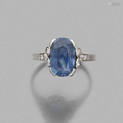 ANNÉES 1930 BAGUE SAPHIR A sapphire, diamond and platinum ring, circa 1930.