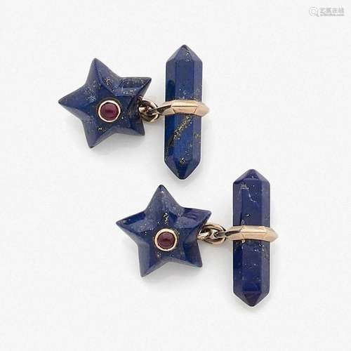 PAIRE DE BOUTONS DE MANCHETTES LAPIS-LAZULI A lapis lazuli, ruby and gold pair of cufflinks.