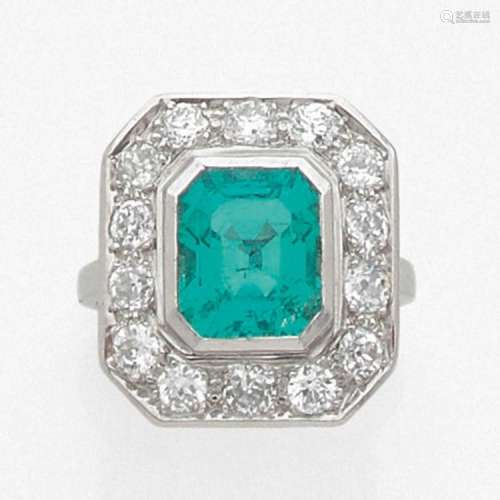 BAGUE ÉMERAUDE An emerald, diamond and platinum ring.