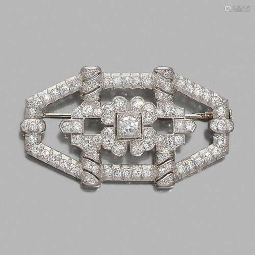 TRAVAIL FRANÇAIS ANNÉES 1930 BROCHE PLAQUE A diamond, platinum and gold brooch, circa 1930.