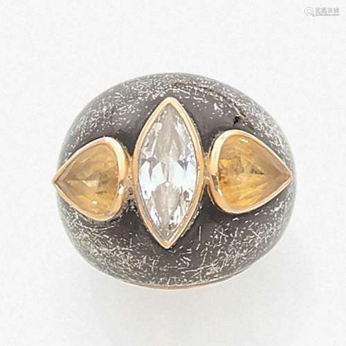 ANNÉES 1980 BAGUE DIAMANT NAVETTE A diamond, yellow sapphire and gold ring, circa 1980.