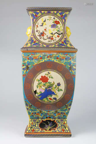 Chinese porcelain vase with marked