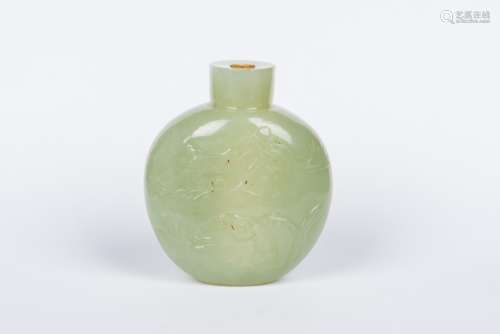 A GREEN JADE SNUFF BOTTLE